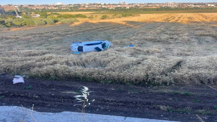 Kontrolden çıkan araç tarlaya uçtu: 2 kişi yaralandı