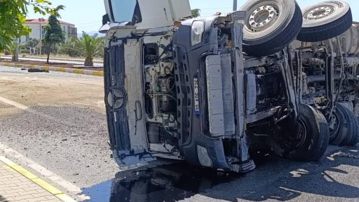 Lastiği patlayan TIR yolu kapattı