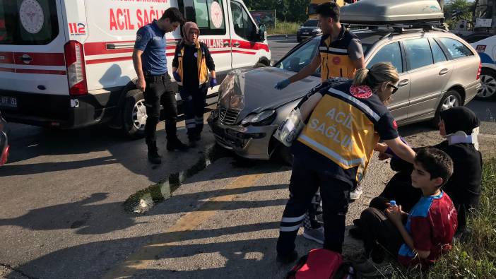 Sakarya’da otomobil hafif ticari araç çarpıştı! Yaralılar var