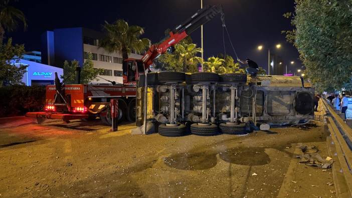 İzmir’de lastikleri patlayan hafriyat kamyonunun dorsesi devrildi