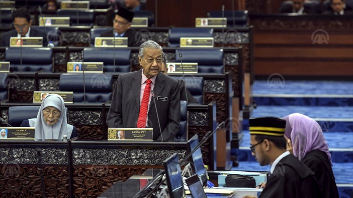 Malezya'da seçme ve seçilme yaşı 18'e indirildi