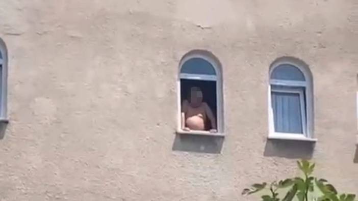 Yoldan geçenlere küfreden yarı çıplak şahıs kamerada