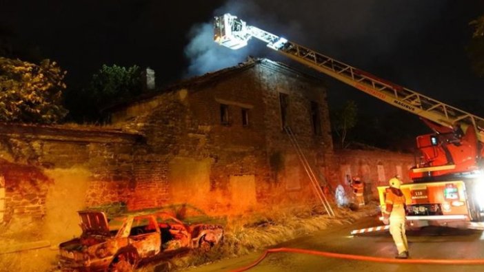 İzmir'de tarihi fabrika binasında yangın