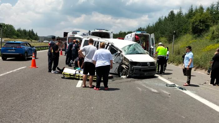 Minibüs takla attı: 1 ölü 10 yaralı