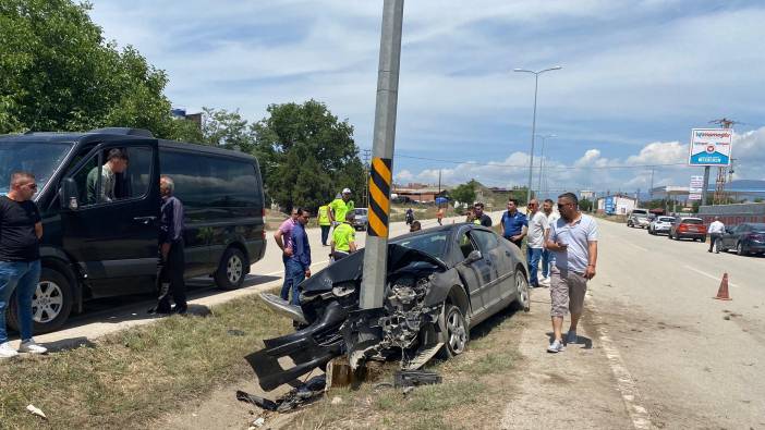 Otomobil aydınlatma direğine çarptı: 5 yaralı