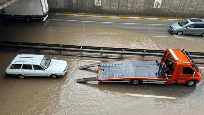 Uşak'ta yollar göle döndü