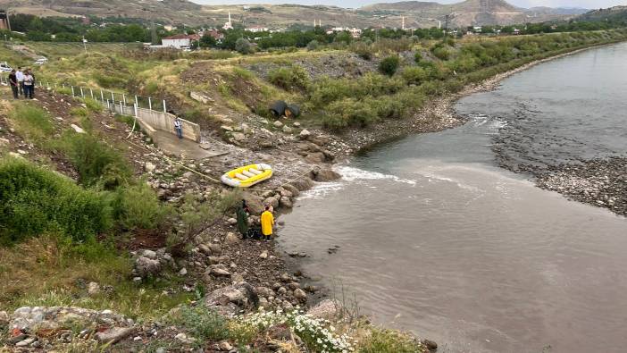 Elazığ’da nehre giren çocuk kayboldu