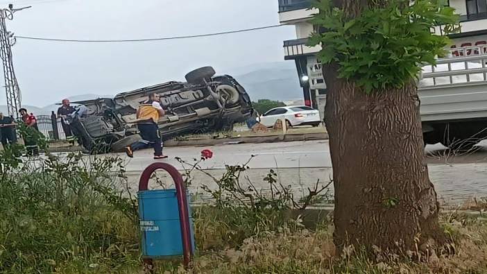 Önce refüje çarptı sonra takla attı! Korkunç kazada 2 kişi yaralandı