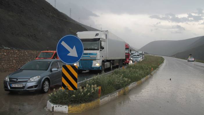 Erzincan'da heyelan nedeniyle yollar kapandı