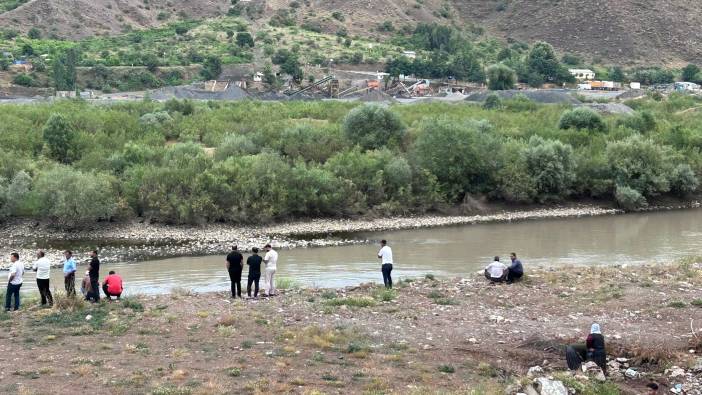 Elazığ’da nehirde kaybolan çocuğu arama faaliyetleri sürüyor