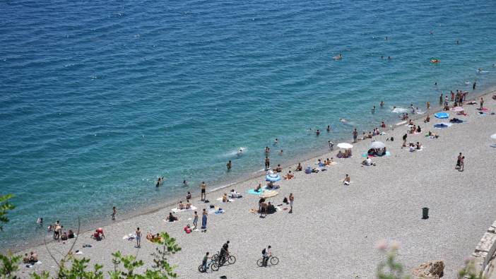 Antalya'da sıcaktan bunalanlar sahil şeridini doldurdu