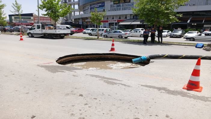 Ankara'nın göbeğinde yol çöktü