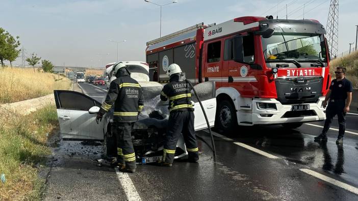 Alev alan otomobil kullanılamaz hale geldi