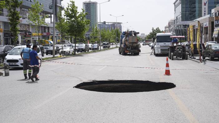 Ankara'da yol çöktü