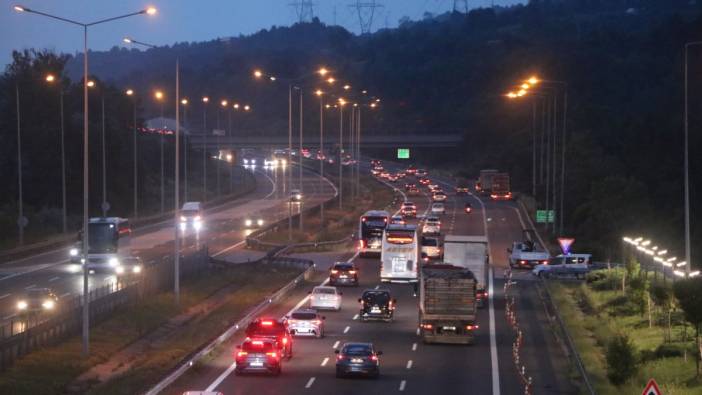 Anadolu Otoyolu'nun Bolu geçişinde bayram tatili trafiği