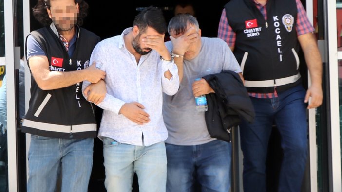 Kendilerine "polis süsü" veren gaspçılar yakalandı