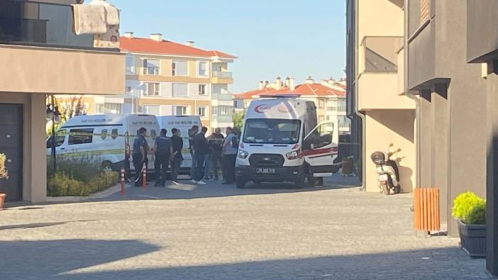 Eşini ve üvey kızını tabancayla öldürüp, intihar etti