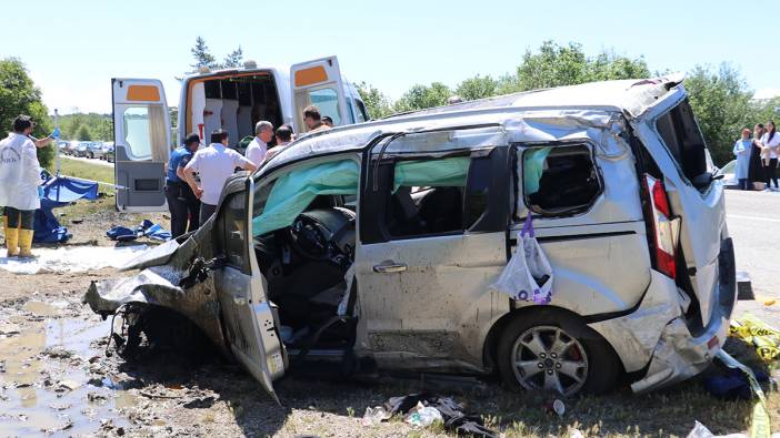 Kastamonu'da hafif ticari araç devrildi: Ölü ve yaralılar var