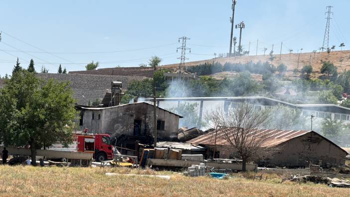 Elazığ'da yangın: Ev ve depo küle döndü