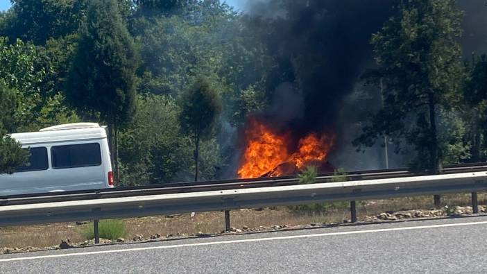 Otoyolda alev alev yandı: Otomobilden geriye demir yığını kaldı