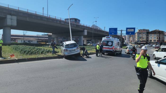 Otomobil direğe çarptı: Yaralılar var