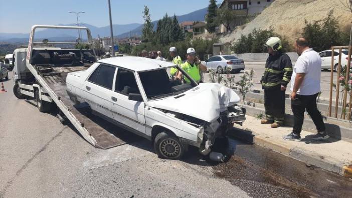 Otomobil aydınlatma direğine çarpıp devrildi