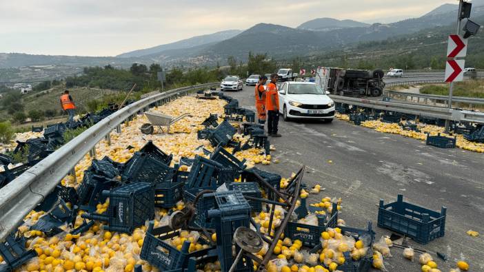 Mersin'de limon yüklü kamyon devrildi: 6 yaralı