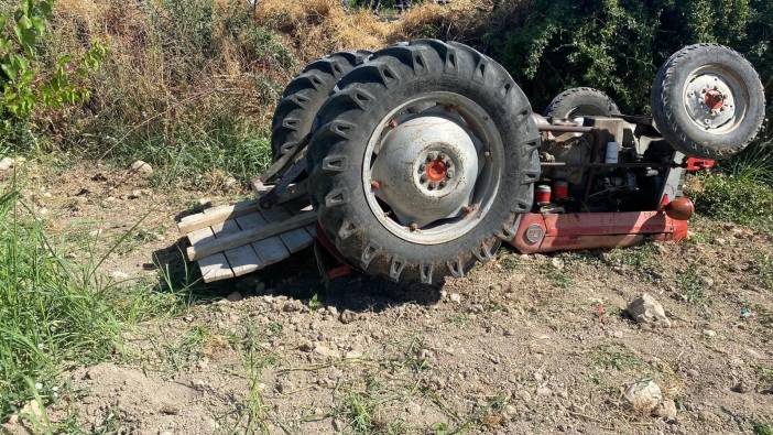 Kontrolden çıkan traktör devrildi