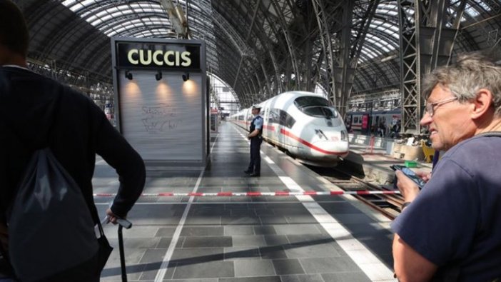 Almanya'da raylara itilen anne kurtuldu, çocuğu öldü