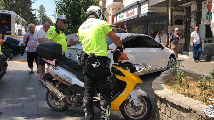 Motosiklet park halindeki araçlara çarptı: Anne ve oğlu yaralandı