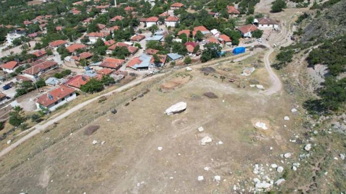 Futbol sahası kaderine terk edildi