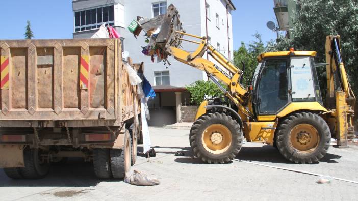 Konya'da bir apartmanın bahçesinde 5 kamyon ve 3 römork çöp çıktı