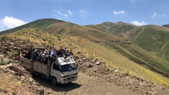 Yaya yoluna düşen kayalar temizlendi