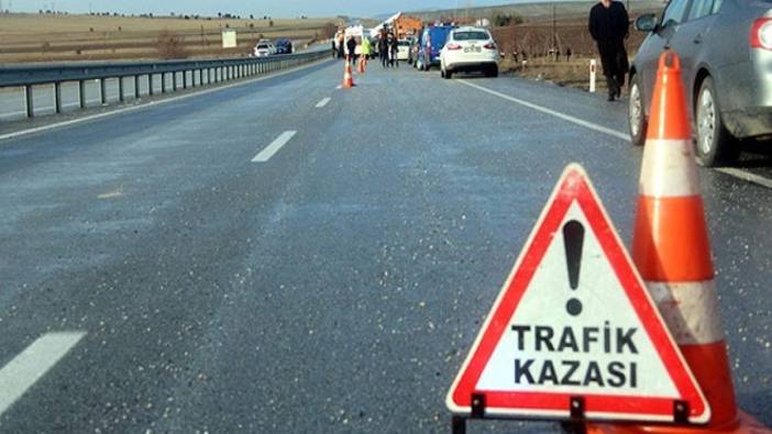 Kontrolden çıkan motosiklet devrildi: 1'i çocuk 2 kişi yaralandı