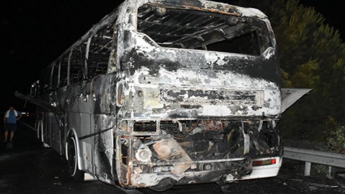 Çeşme'de tur otobüsü yandı