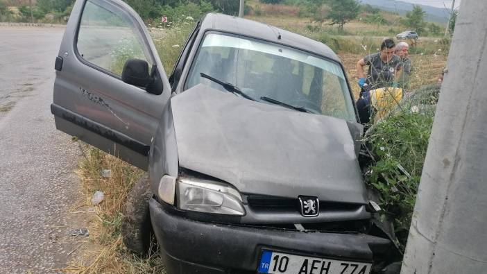 Elektrik direğine çarpan sürücü yaralandı