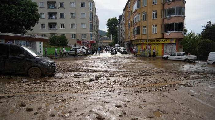 Bursa'da taşan dere araçları böyle önüne kattı