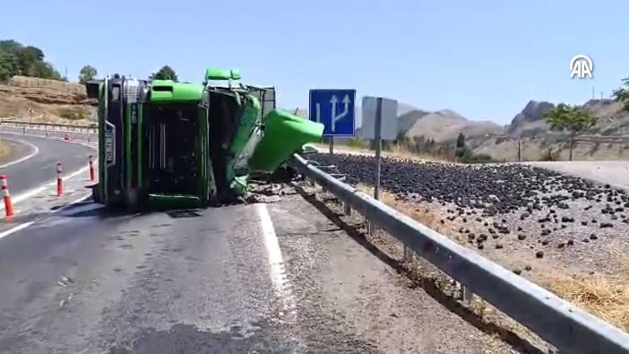 Elazığ'da kömür yüklü TIR devrildi