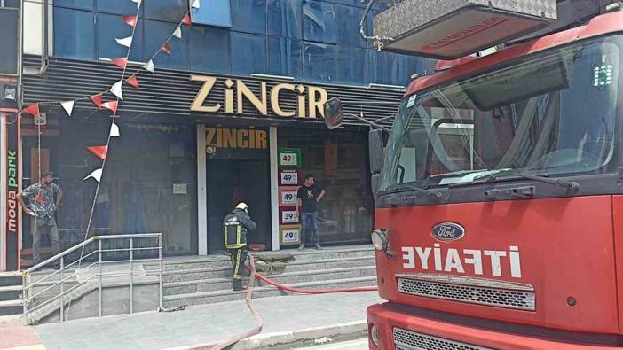 Van'da 5 katlı giyim mağazasında yangın