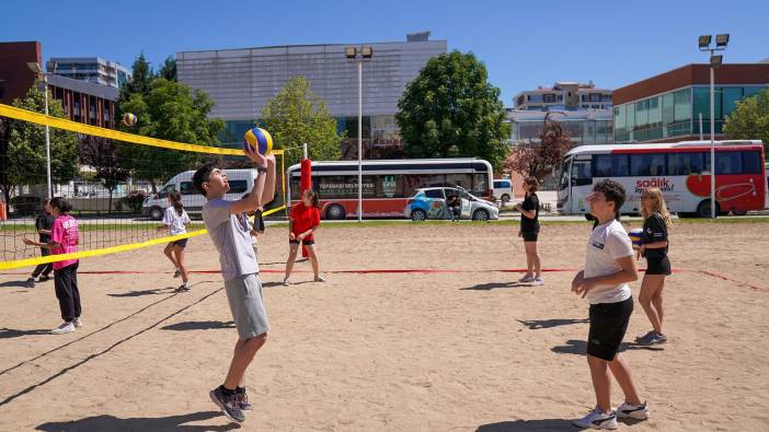 Eskişehir'de plaj voleybolu kursuna yoğun katılım