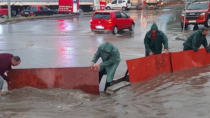 Erzurum'da sağanak hayatı durma noktasına getirdi