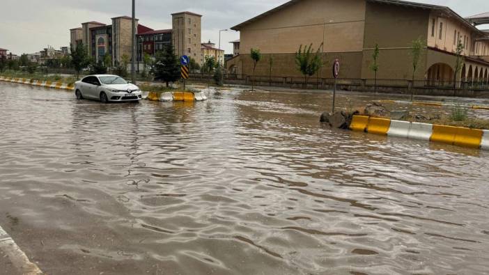 Ağrı'da sağanak; yollar göle döndü