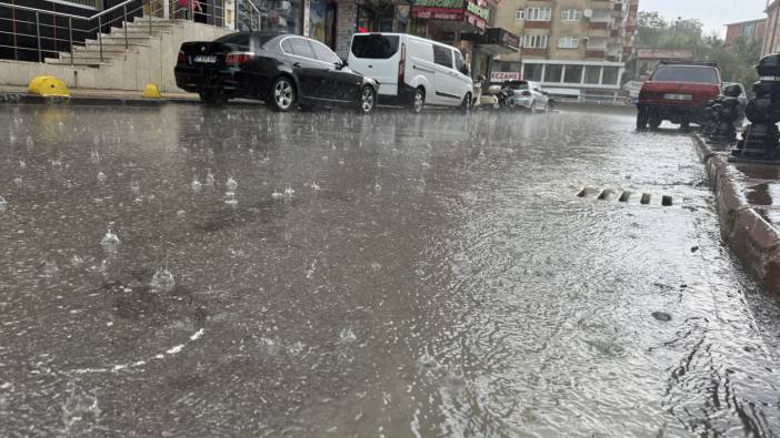 Çankırı'da sağanak 'Ev ve iş yerlerini su bastı'