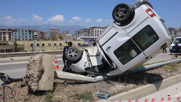 Hatay'da aydınlatma direğine çarpan araç ters döndü