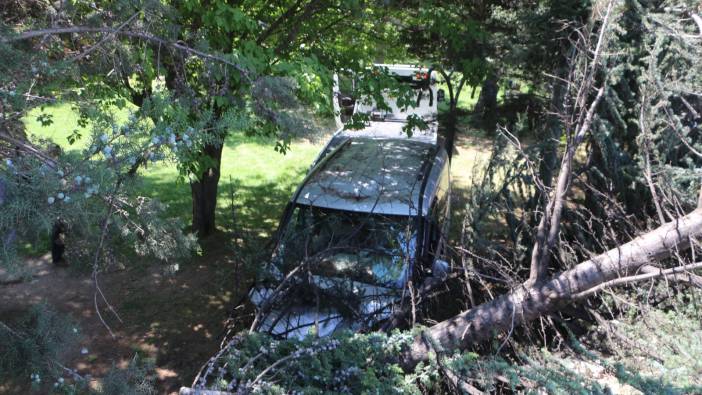 Tokat'ta bir araç emniyet müdürlüğünün bahçesine uçtu