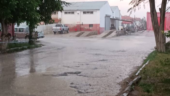 Şuhut’ta sağanak hayatı felç etti