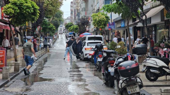 Bandırma'da sağanak yağış etkili oldu