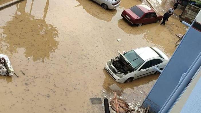 Çayırova'da yollar göle döndü, evleri su bastı