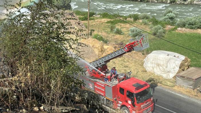 Hakkari-Van kara yolu yakınında anız yangını