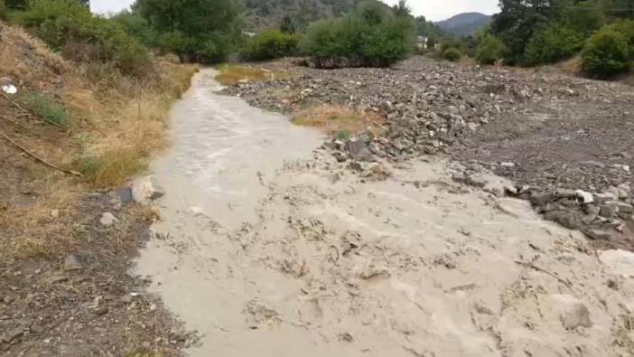 Sağanak yağış dereleri taşırdı